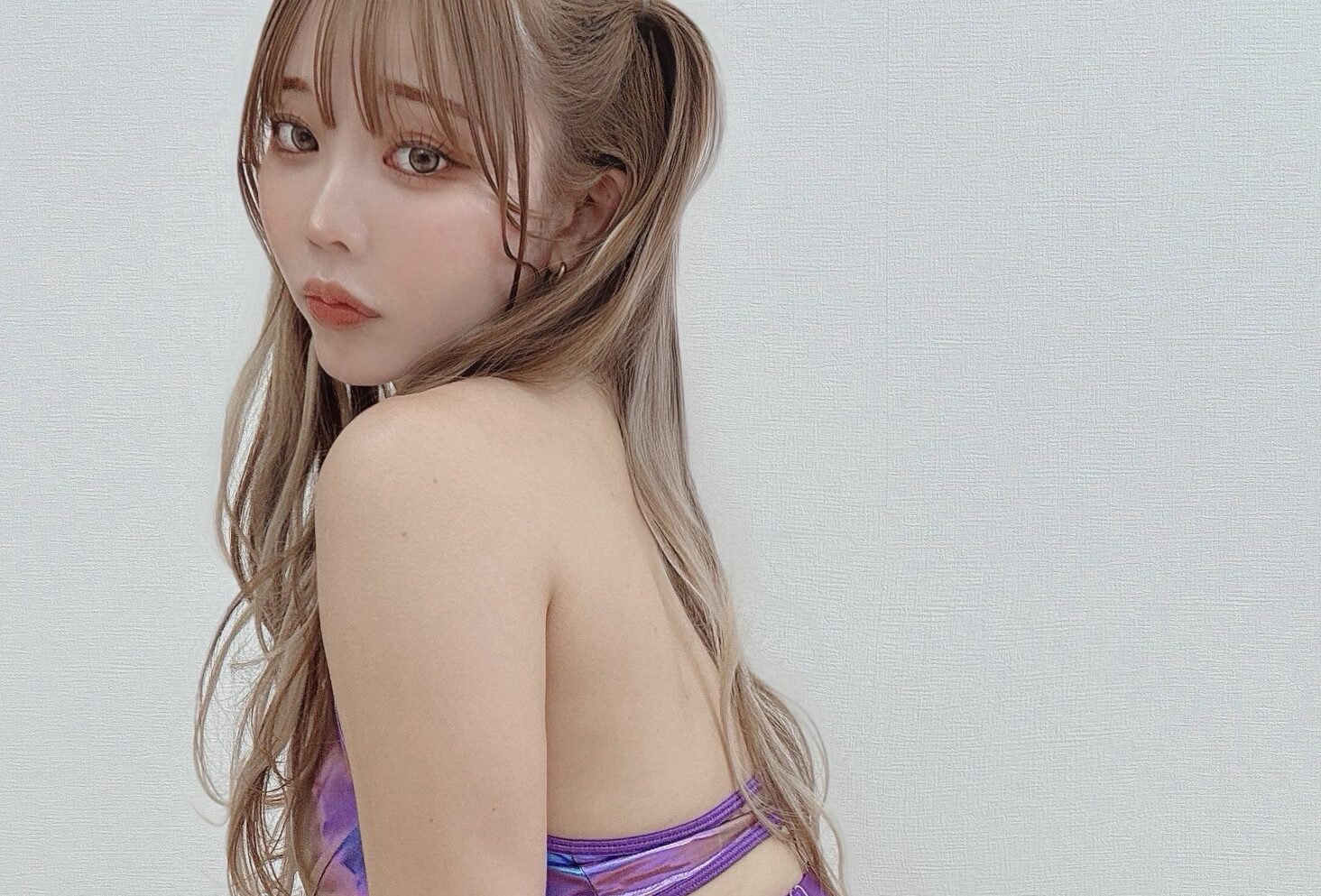 りなしぃの「むちむちした衣装姿」に熱のスパイラルを感じる！