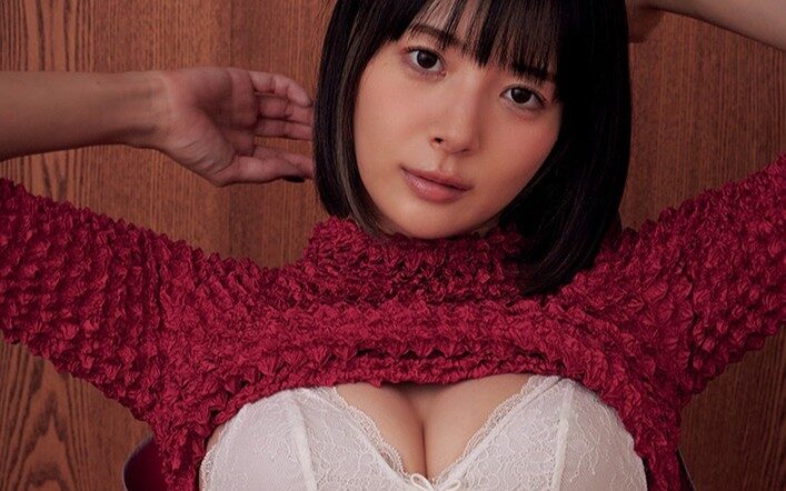 岡田紗佳、ニットのセーターから「下着」チラ見せ！