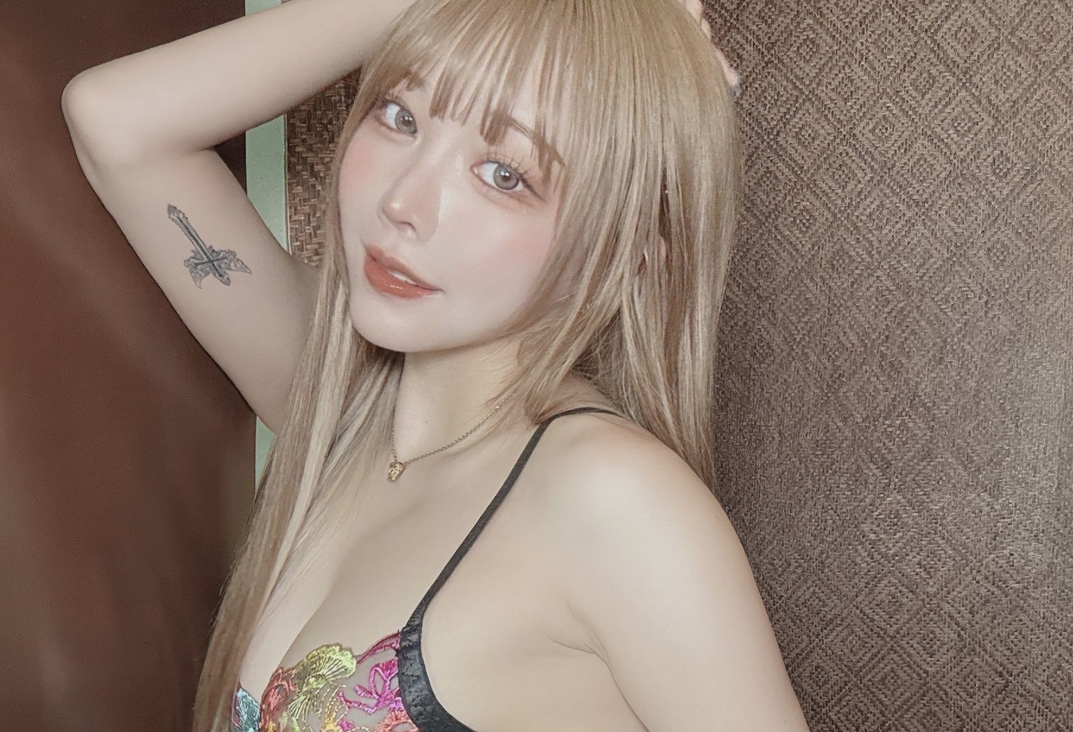 りなしぃの「むっちりとしたランジェリー姿」が男心を刺激する！