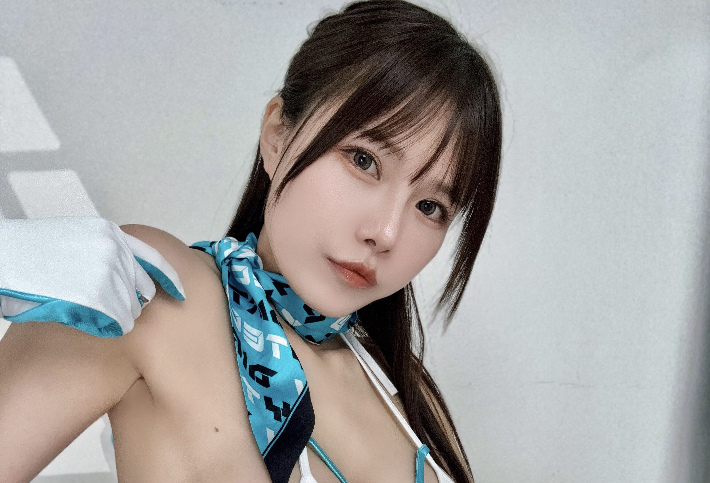 YuiRiの「横乳のぞく水着姿」に視線釘付け！