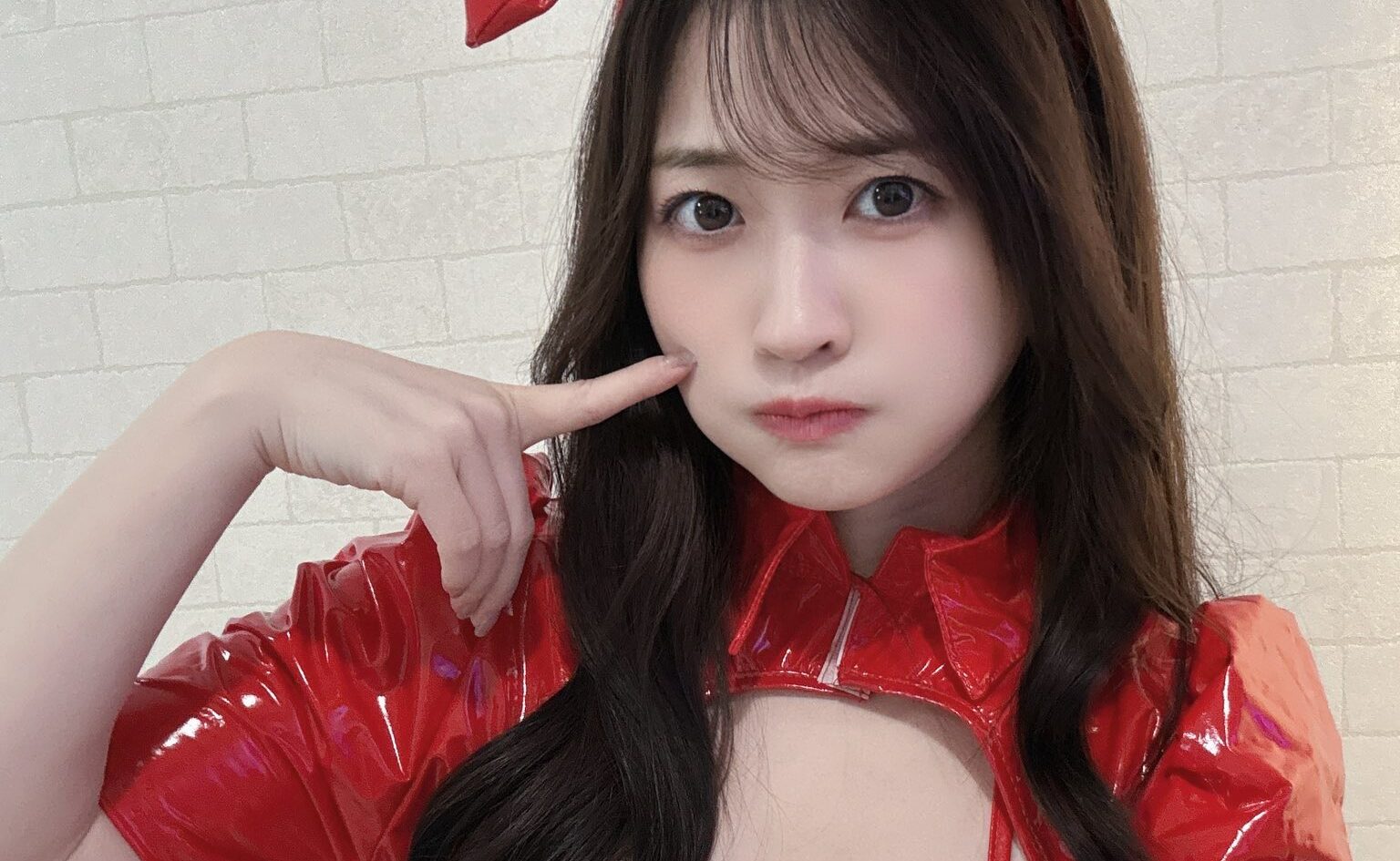 メイリの「ムギュッと寄せた衣装姿」に心がとろける！