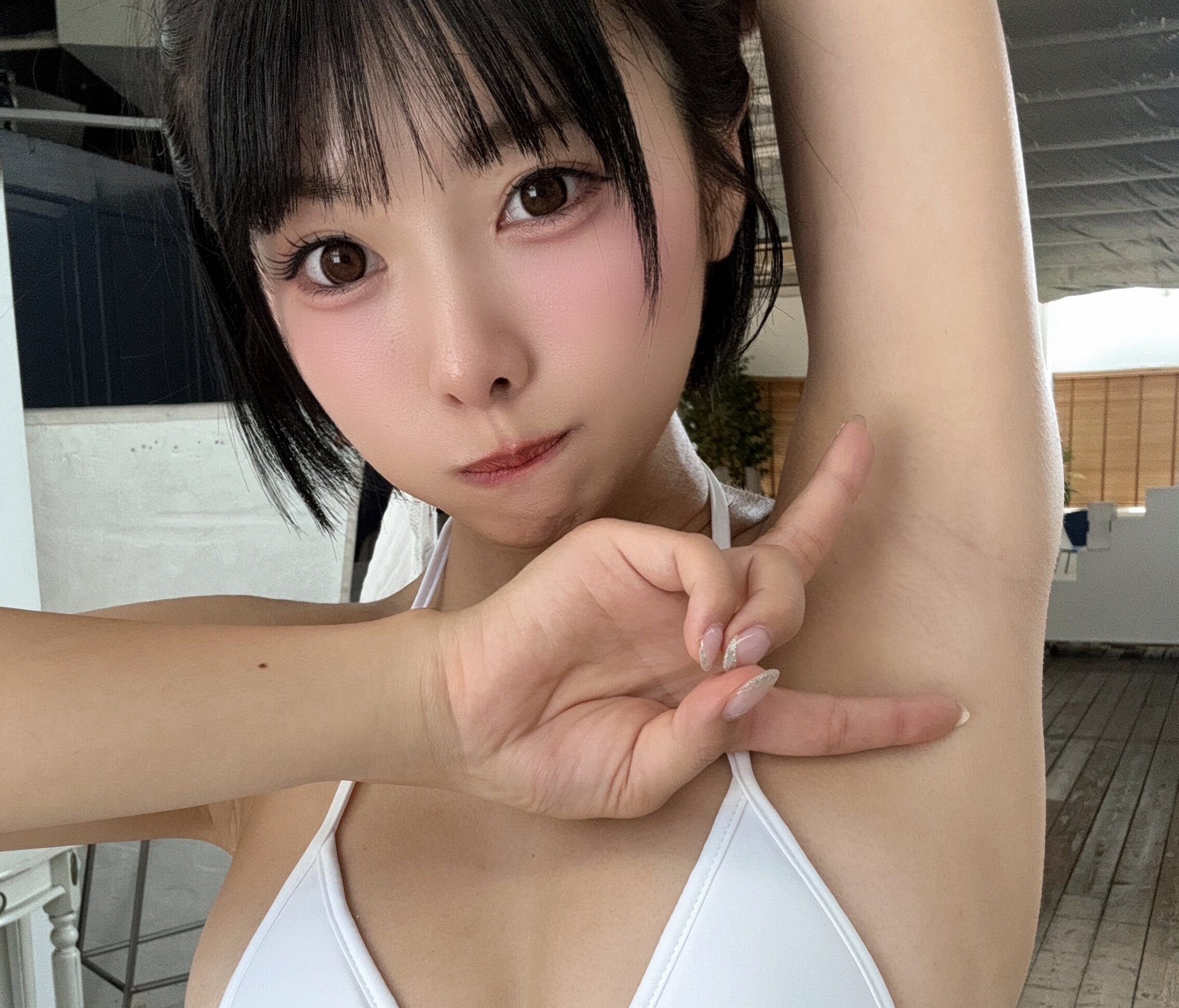 長生まよが「三角ビキニ姿」で大胆な脇見せピース！