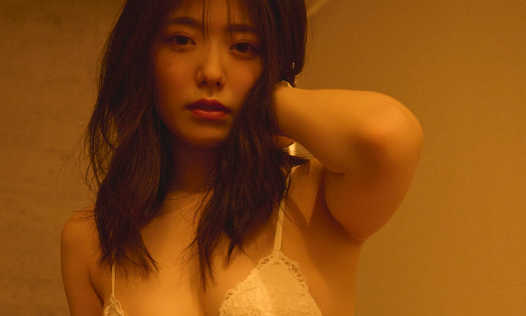 山田かなの「艷やかなランジェリー姿」に思わず見惚れる!