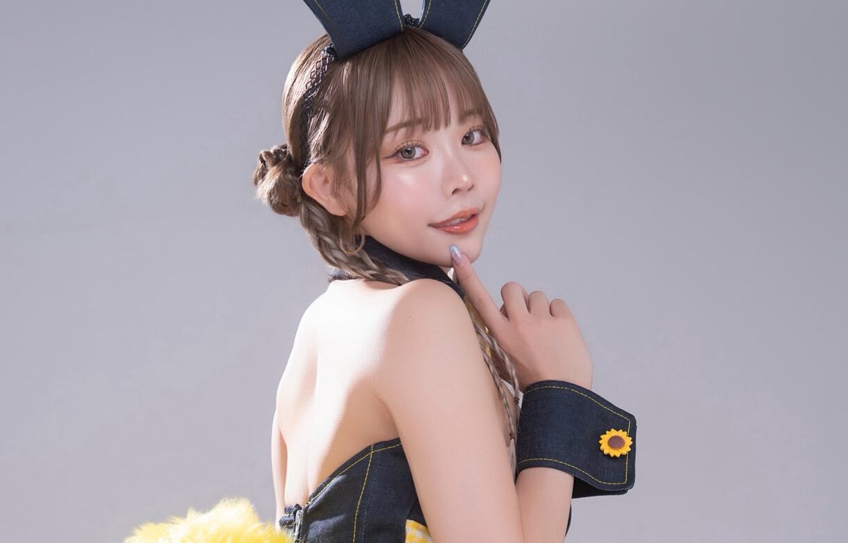 りなしぃの「美尻あらわな衣装姿」にハート撃ち抜かれる！