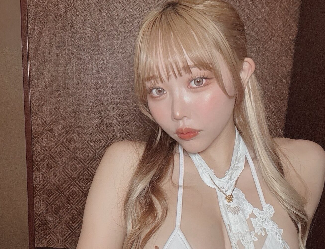 りなしぃの「布地の少ない衣装姿」がドキドキさせる！