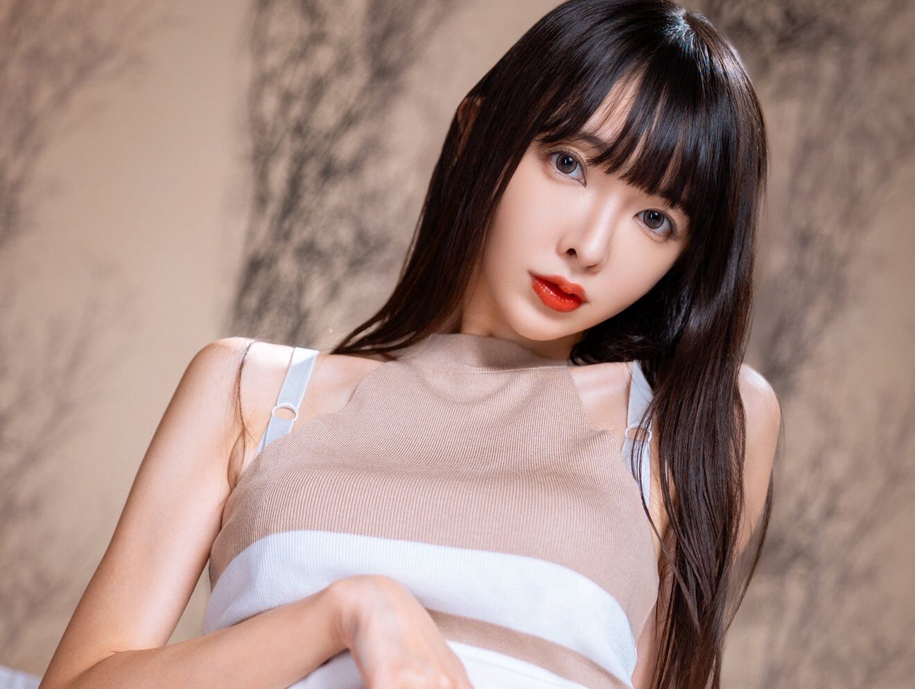 東堂ともが「鼠径部あらわなレースの下着」をチラ見せ！