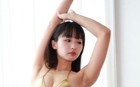 夏目みさこの「ゴールドのマイクロビキニ姿」に目のやり場が！