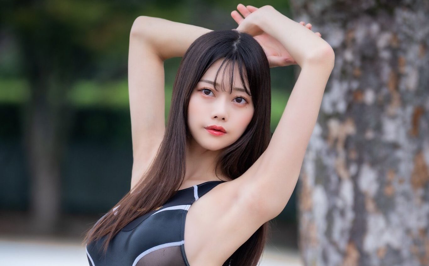 桃里れあの「ハイレグ際立つ競泳水着姿」に目が離せない！