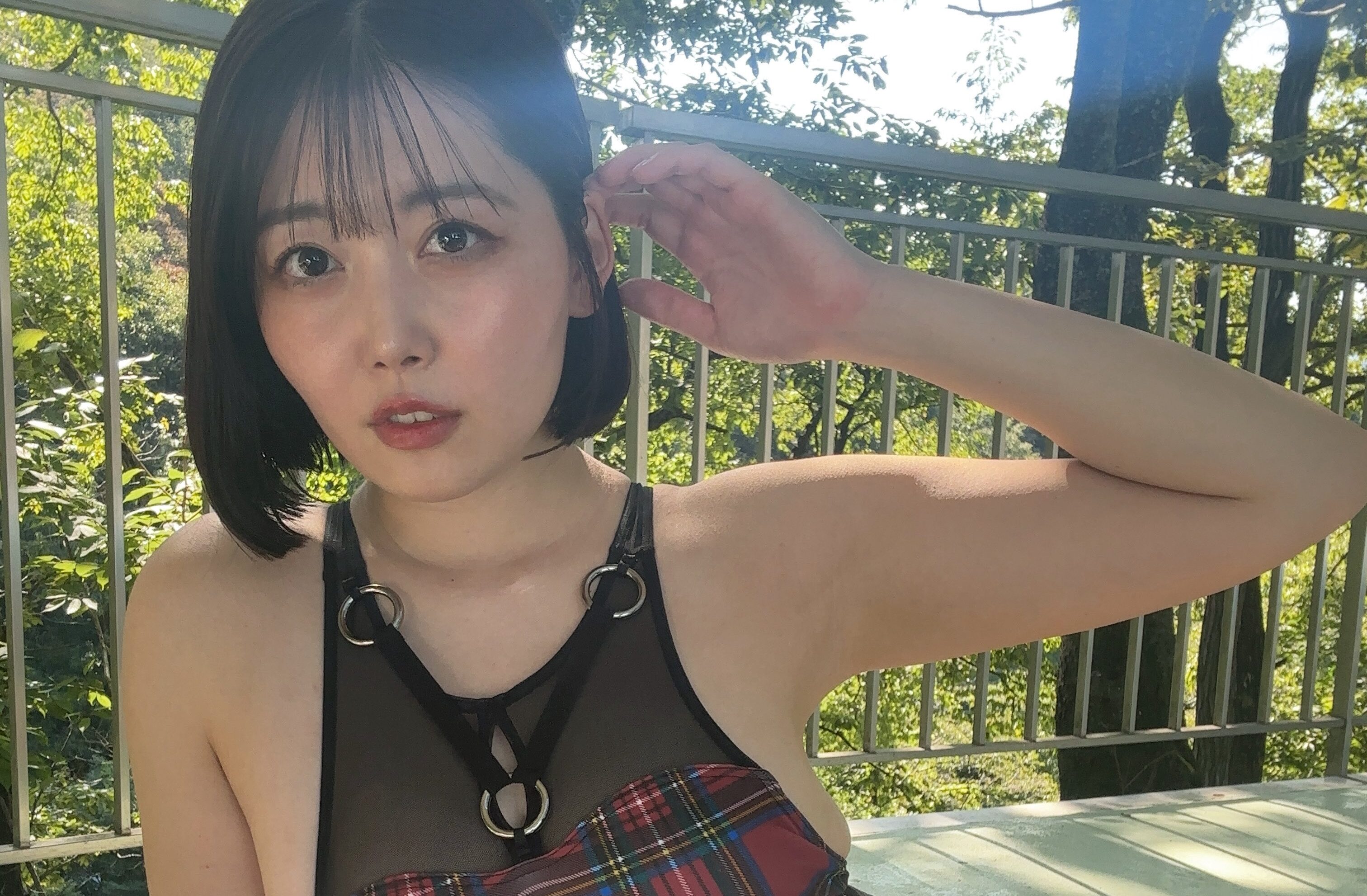 紗倉みくが「セクシーな競泳水着姿」で大胆な脇見せポーズ！