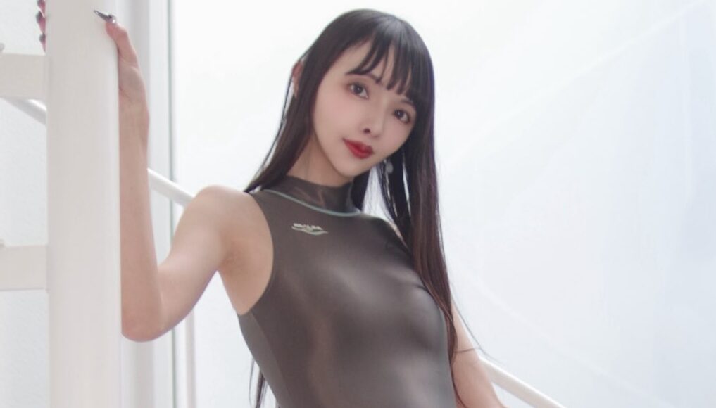 東堂ともの「鋭角なハイレグ際立つ水着姿」に視線が絡め取られる！