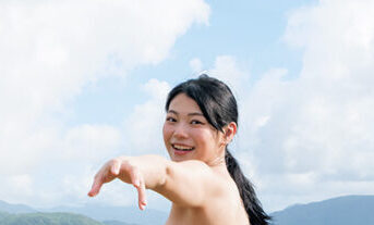 ときちゃんが水着を投げ捨て「生まれたままの姿」を惜しげもなく披露！