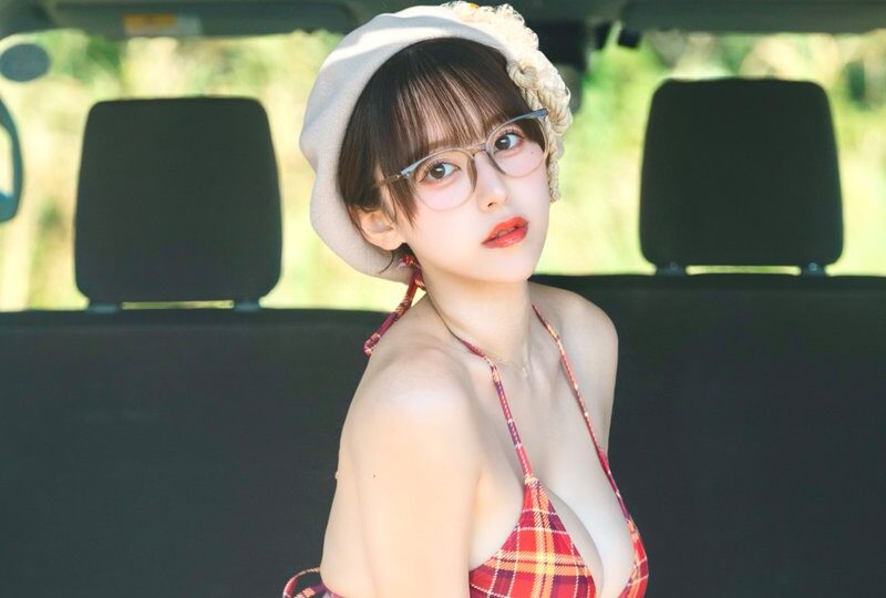 音羽美奈（みなぽち）の「美スタイル際立つビキニ姿」にドギマギ！