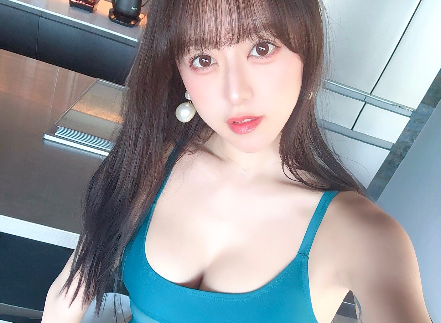 音羽美奈（みなぽち）の「スケスケの水着姿」に視線ロックオン！