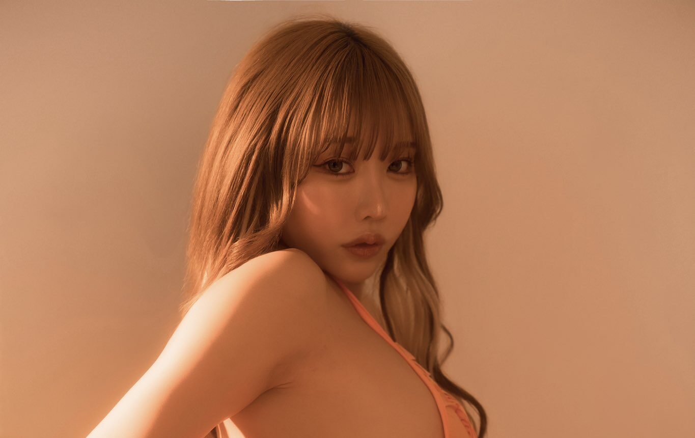 りなしぃの「横乳チラリとのぞく衣装姿」に熱視線！