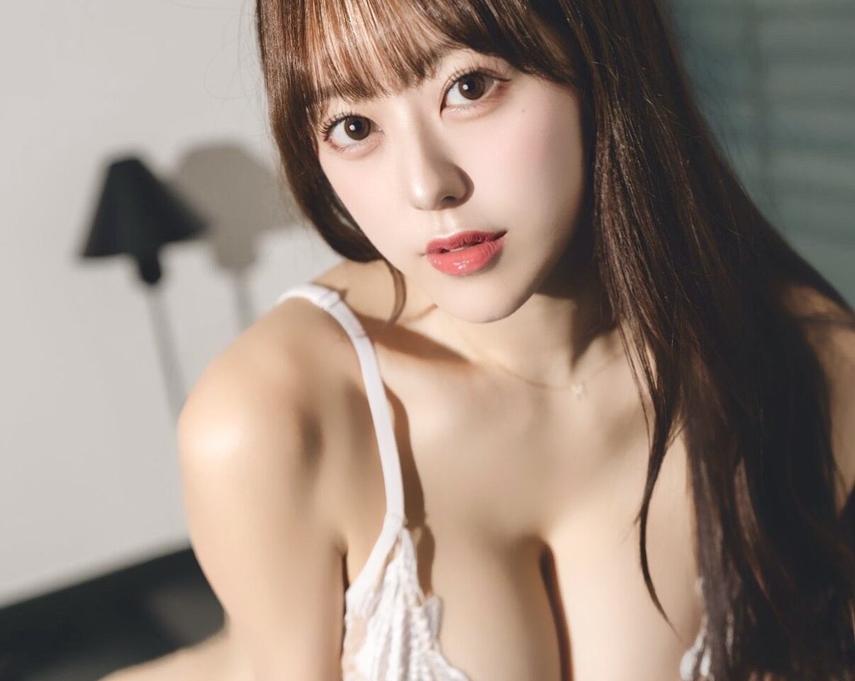 音羽美奈（みなぽち）の「下着姿で見せるダイナマイトボディ」にノックアウト！