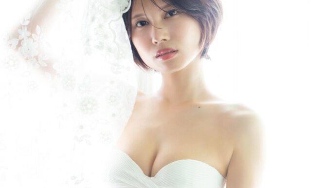 鹿目凛の「レオタード風の黒ランジェリー」が放つ甘美な色香にクラリ!