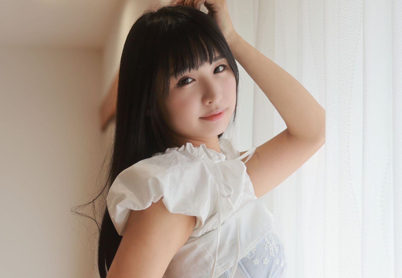 夏目みさこの「美尻あらわな下着姿」に思わず見惚れる！