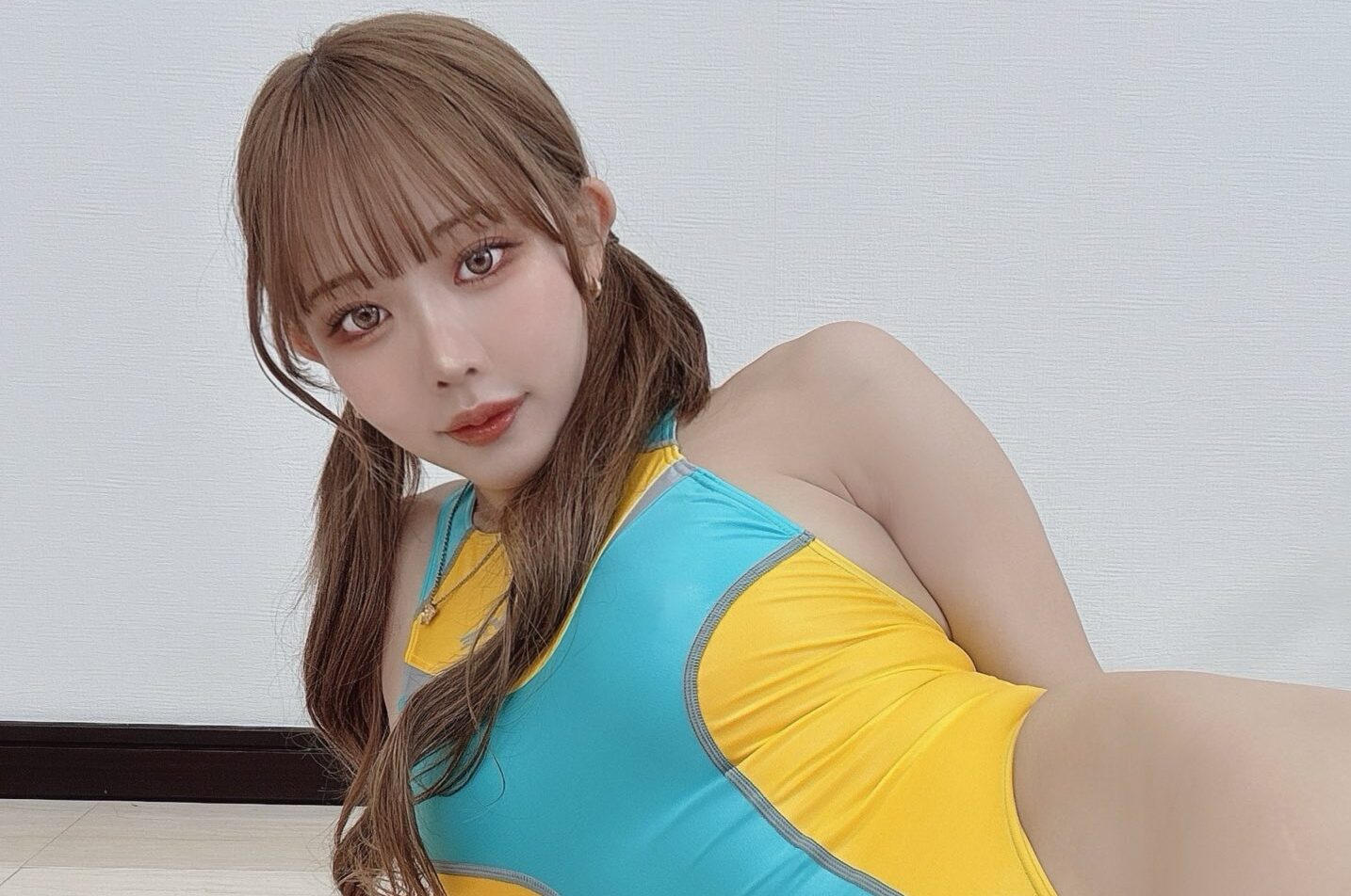 りなしぃの「太もも飛び出す競泳水着姿」がたまらない！