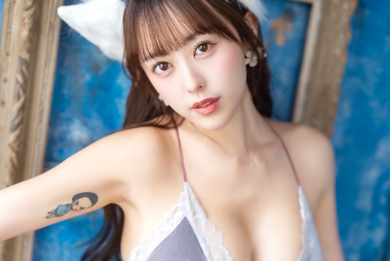 音羽美奈（みなぽち）の「紐ランジェリー姿」がドキドキさせる！