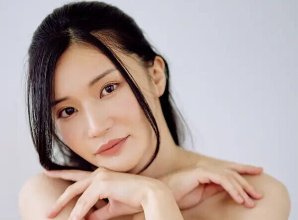 高橋しょう子の「生まれたままの姿」で膝を抱え込む仕草がたまらない!