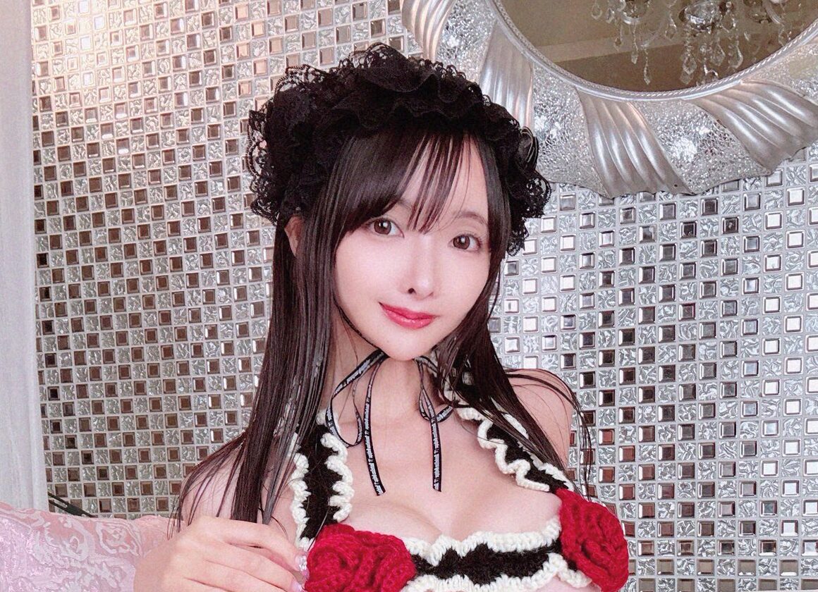 東堂ともの「お色気たっぷりの衣装姿」にドキドキが止まらない！