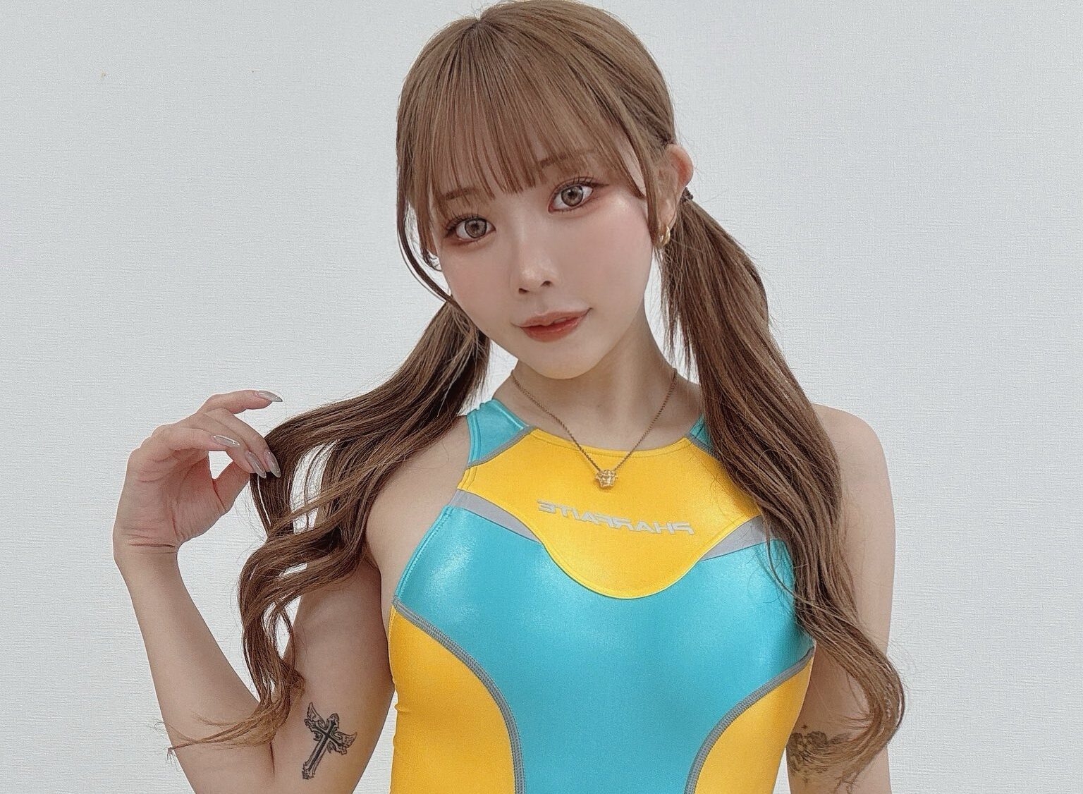 りなしぃの「ぴちっとフィットした競泳水着姿」に心奪われる！