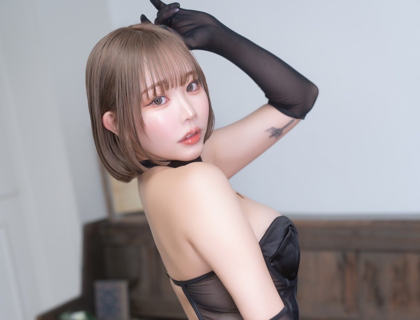 りなしぃの「網タイツ越しから伝わる美尻」に目が釘付け！