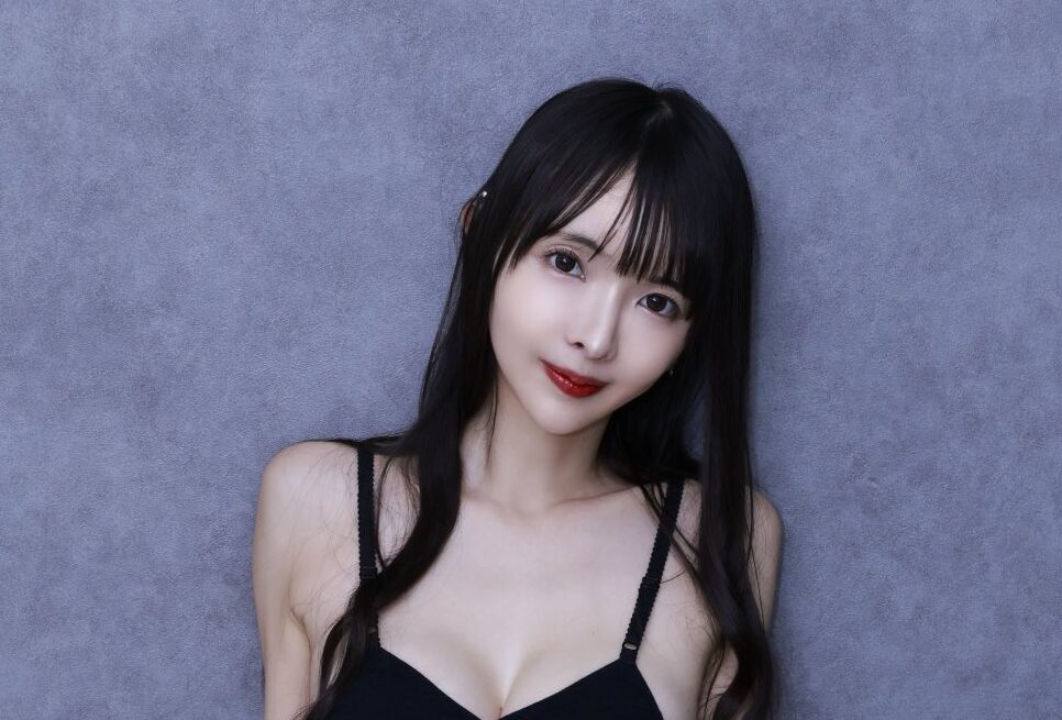 東堂ともの「下乳が飛び出す水着姿」にもう夢中！