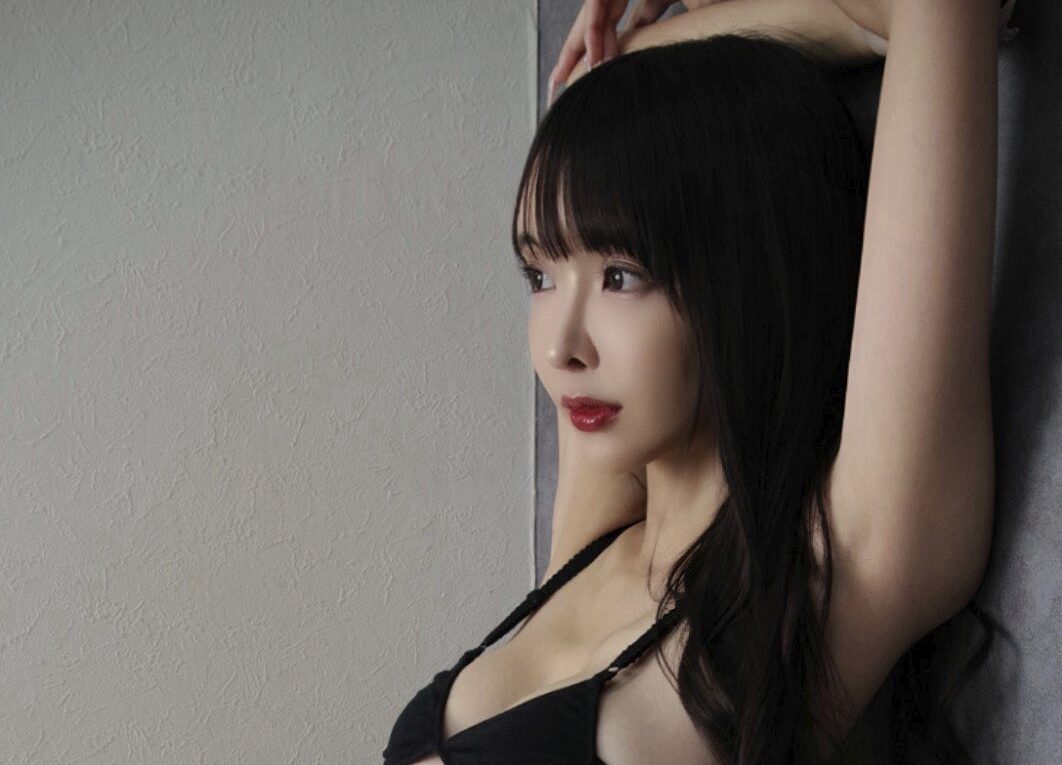 東堂ともの「ハミ乳あらわなランジェリー姿」に目のやり場が！