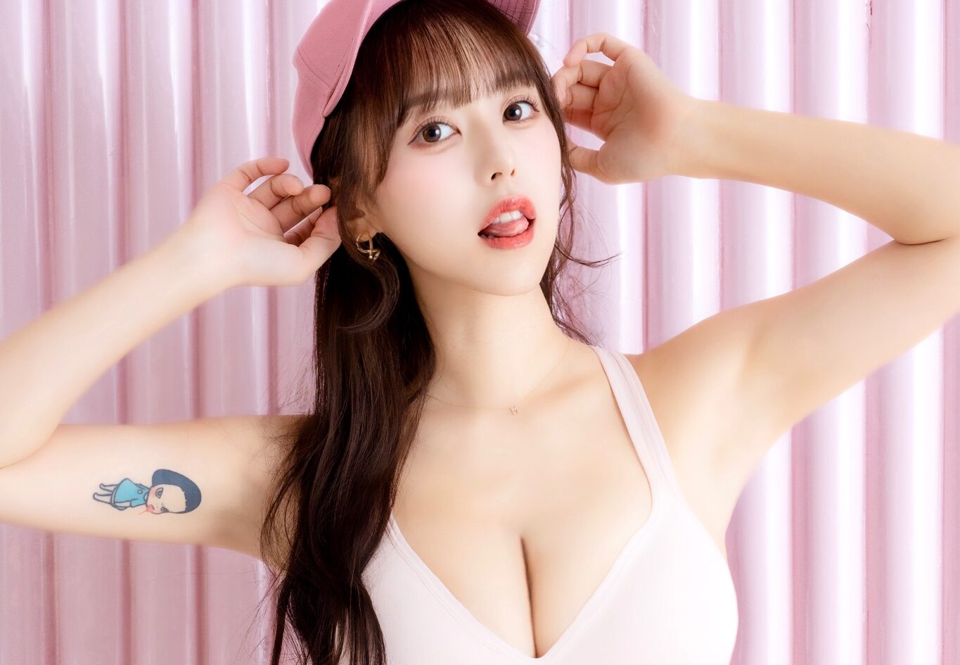 音羽美奈（みなぽち）の「美クビレあらわな下着姿」に目が離せない！