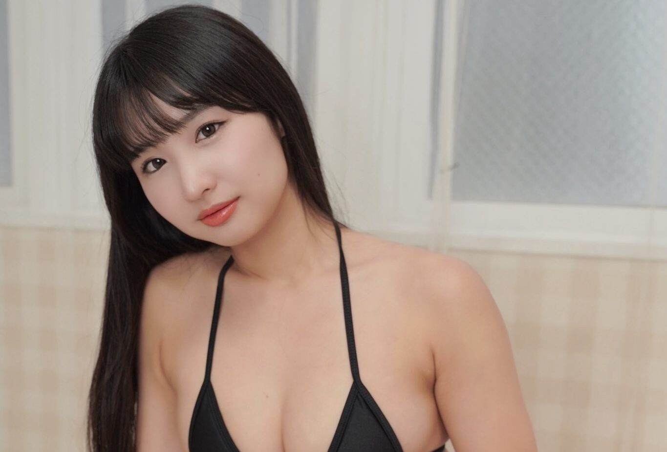 夏目みさこの「下乳のぞくビキニ姿」に目を奪われる！