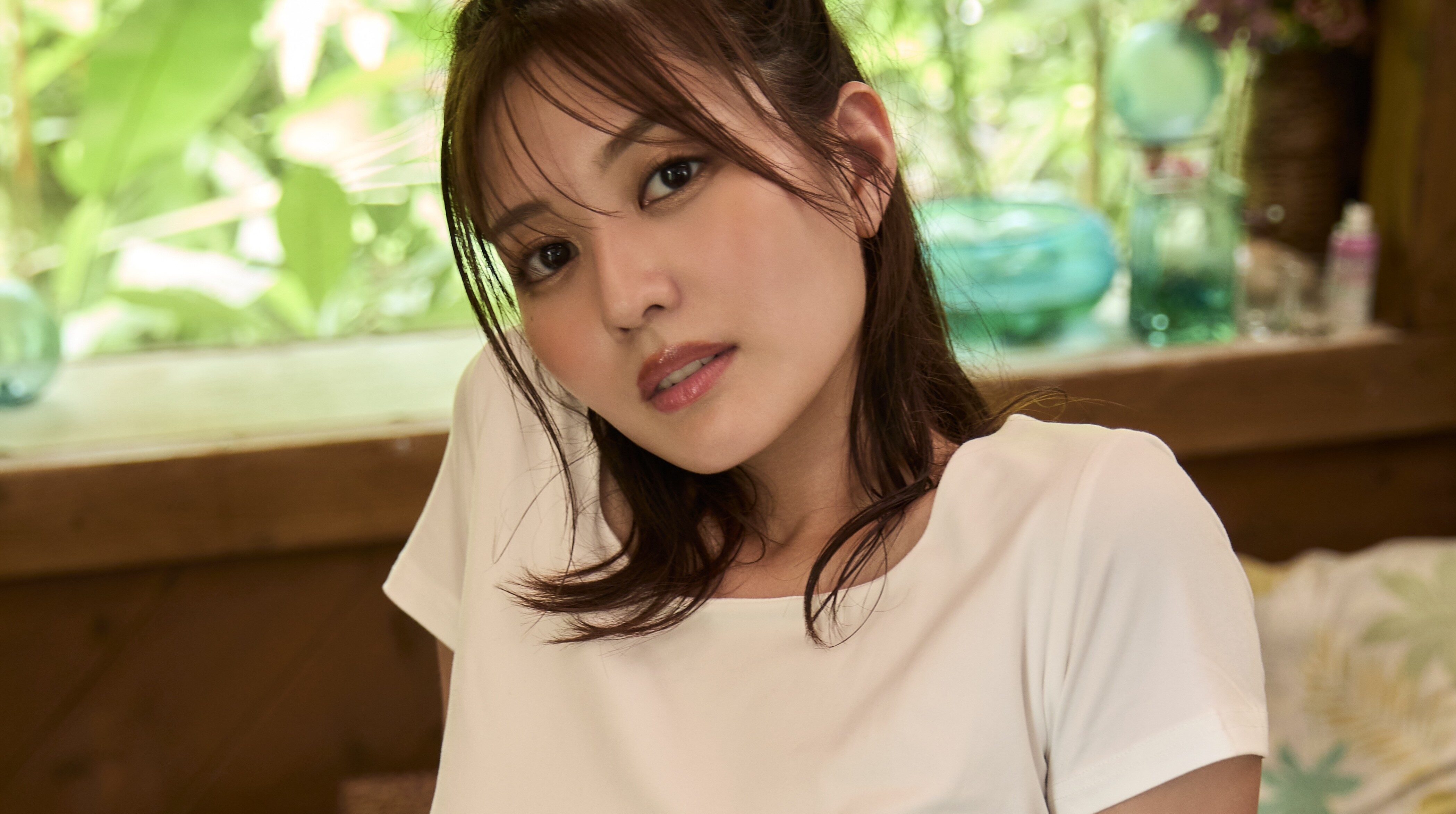 林ゆめの「下乳のぞくTシャツ姿」が甘い香りを感じさせる！