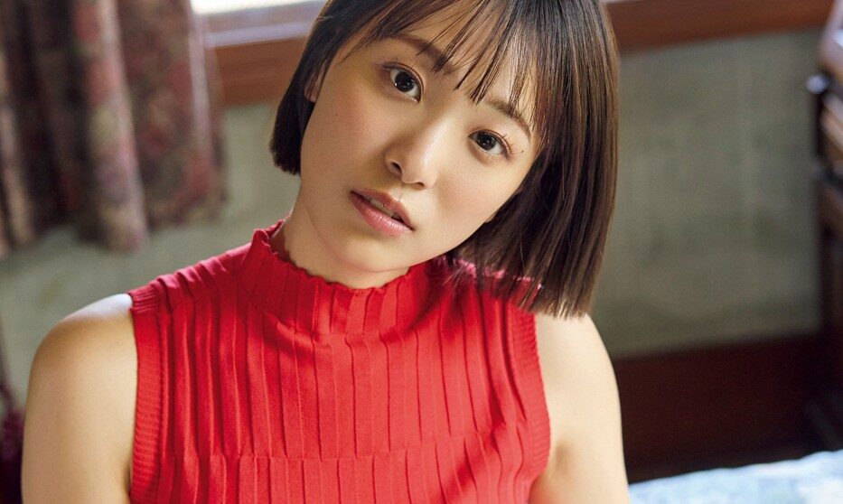 今井春花の「可憐なノースリーブニット姿」で腰掛ける仕草に胸キュン！