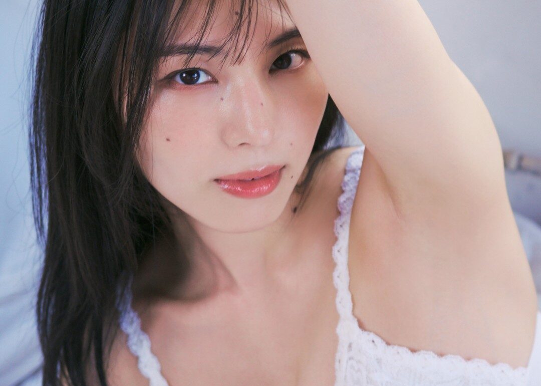 相楽伊織、「純白のランジェリー姿」で大胆な脇見せポーズ！