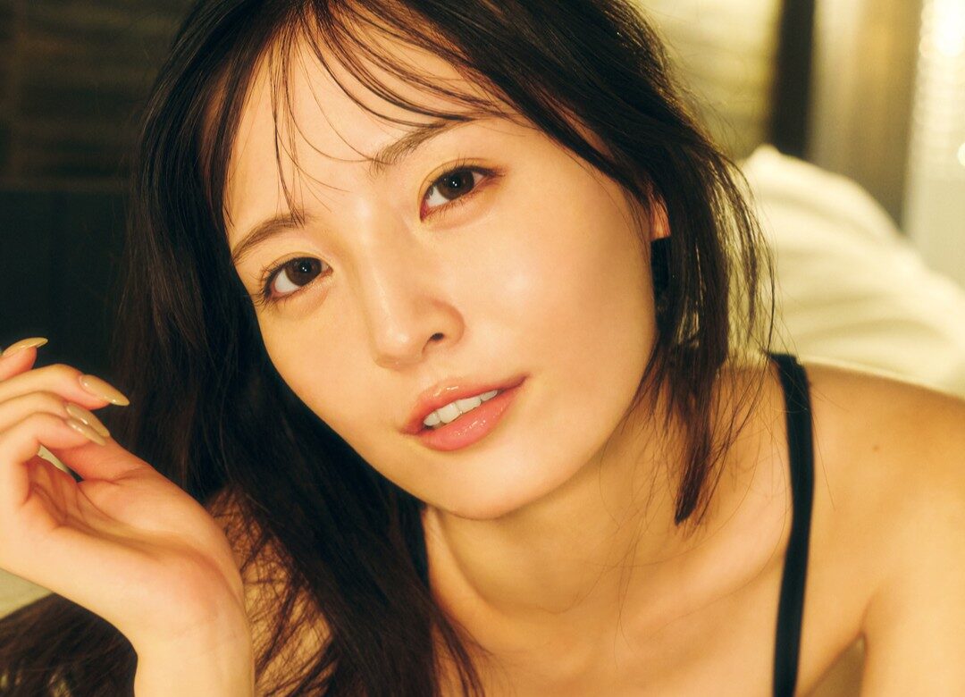 由良ゆらの「美尻あらわなランジェリー姿」にもう夢中！