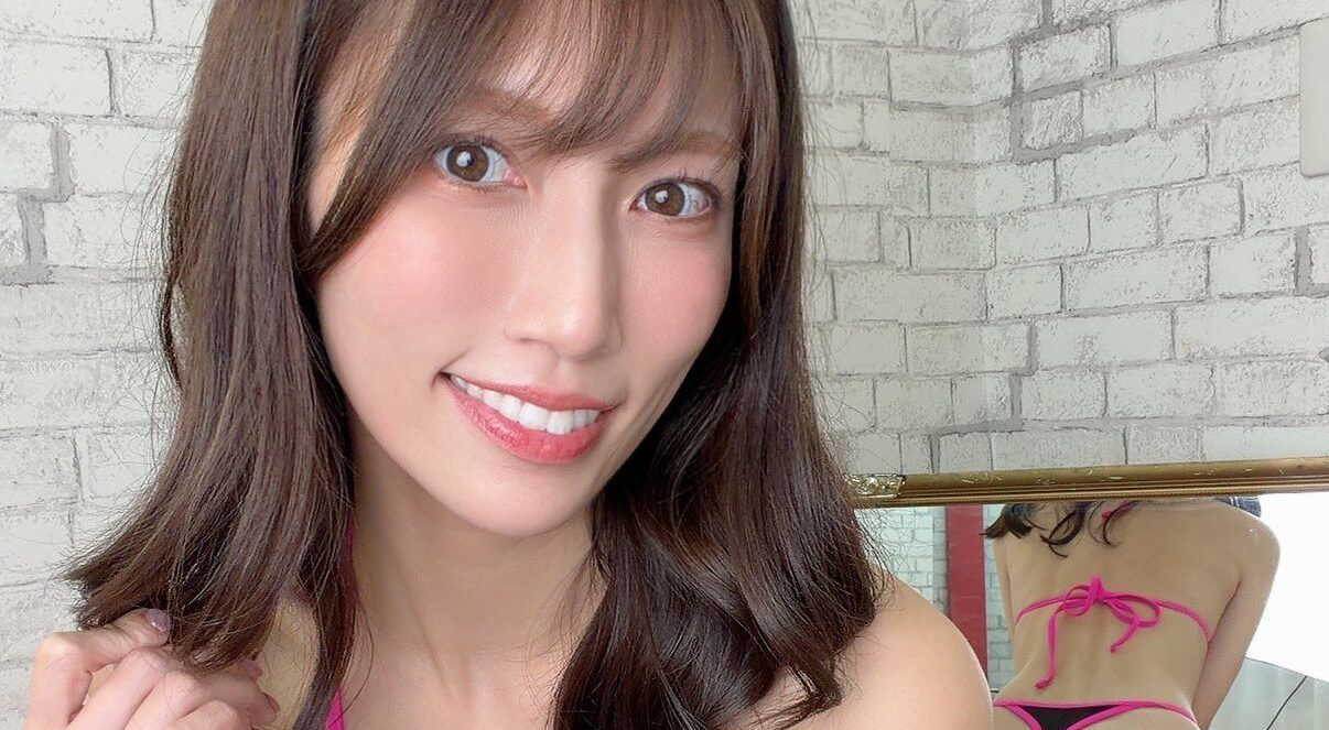 板野優花の「鏡に映ったTバック姿」から目が離せない！