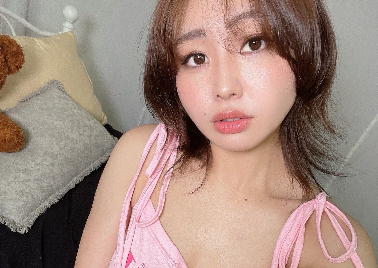 川村あいの「ハイレグ際立つ衣装姿」に視線を奪われる！