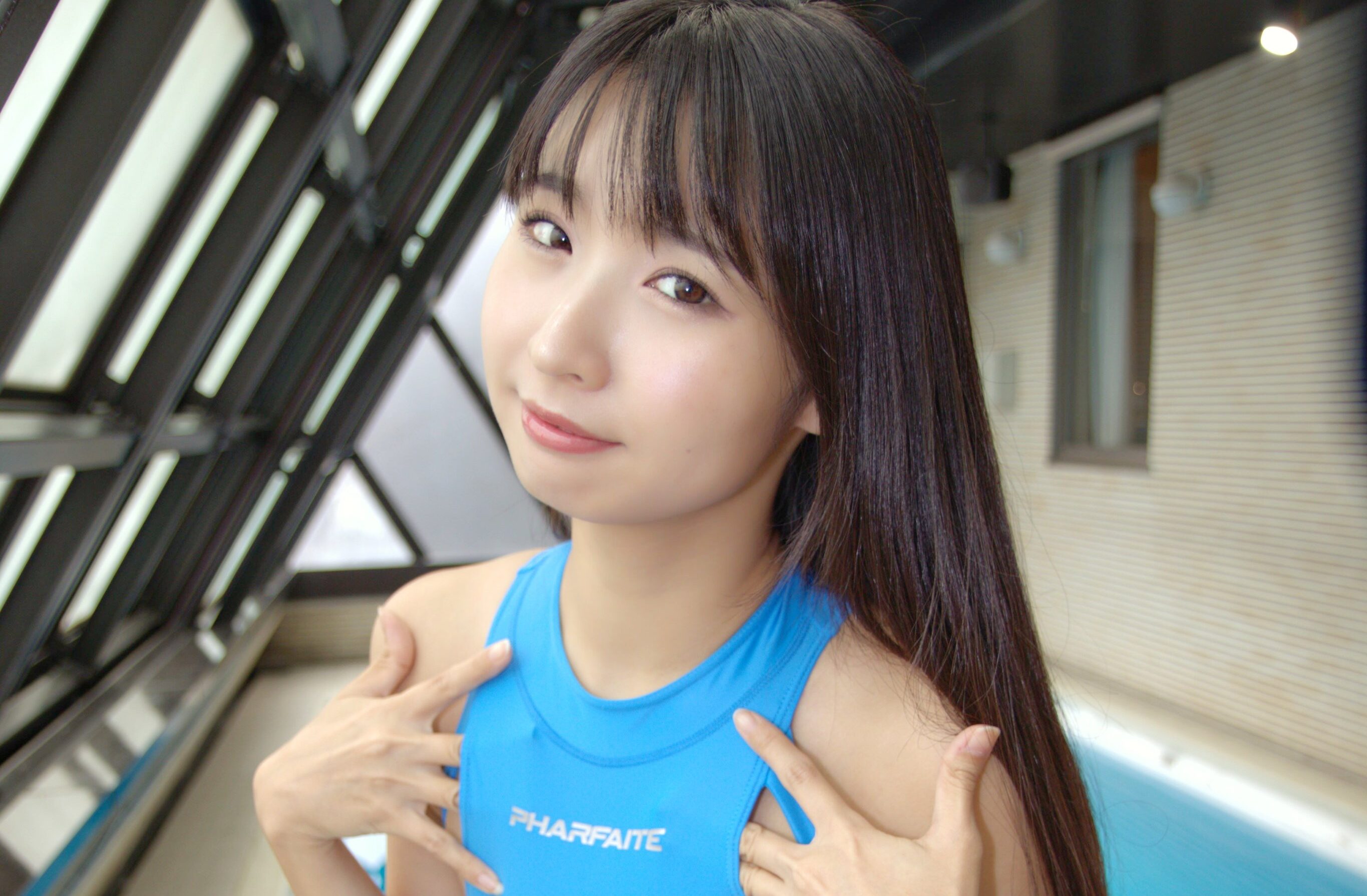 夏目みさこの「鋭角な下半身が際立つ競泳水着姿」に目を奪われる！