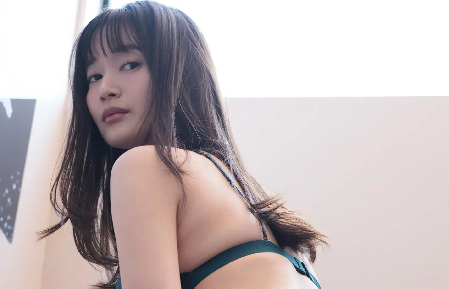 出口亜梨沙の「T字食い込むビキニ姿」がたまらない!