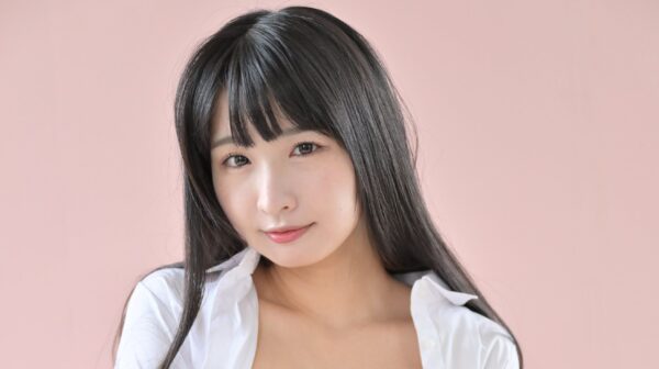 夏目みさこ、「純白の下着姿」で開脚ポーズを披露！