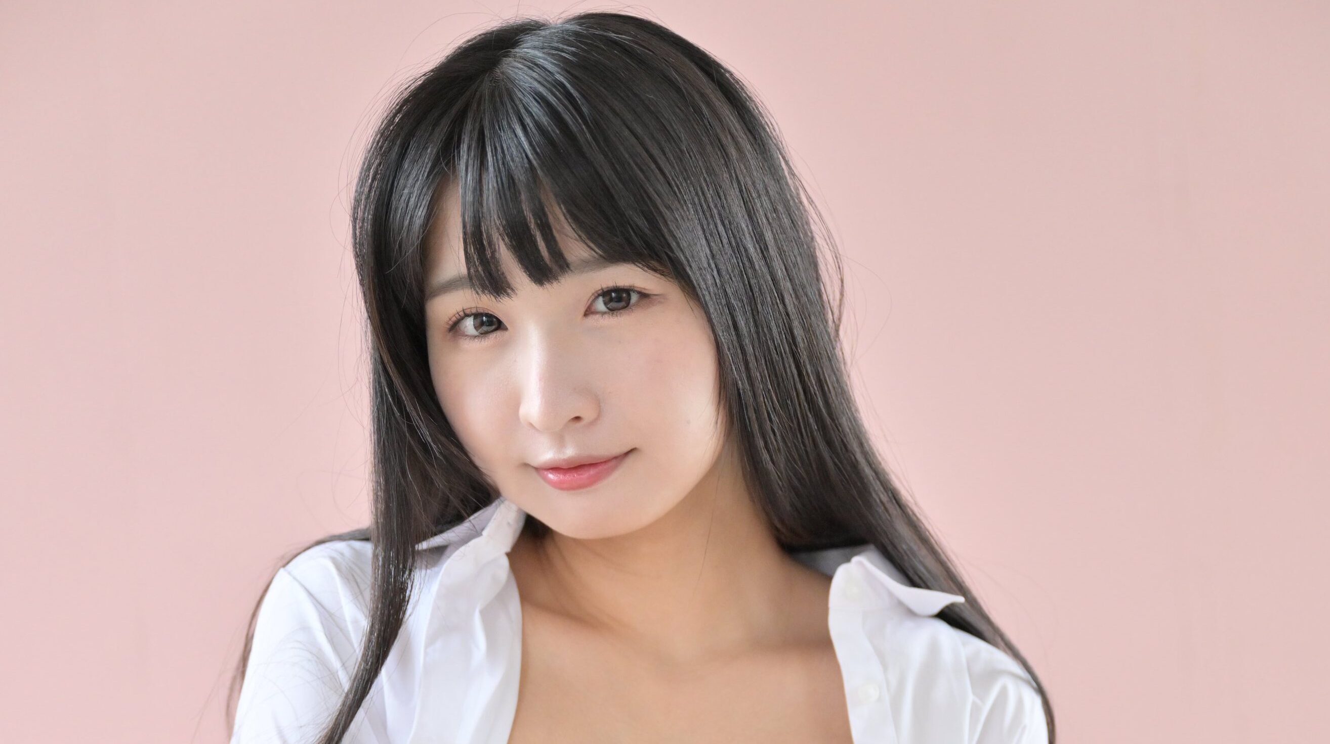 夏目みさこ、「純白の下着姿」で開脚ポーズを披露！