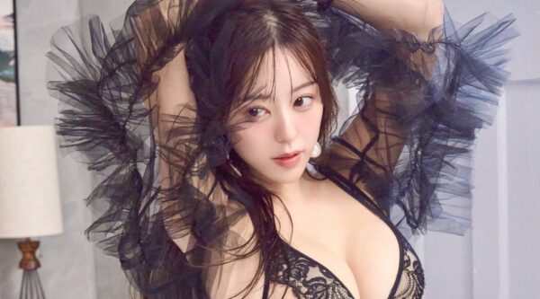 音羽美奈（みなぽち）の「ランジェリー×ストッキングの組み合わせ」が絶品すぎる！