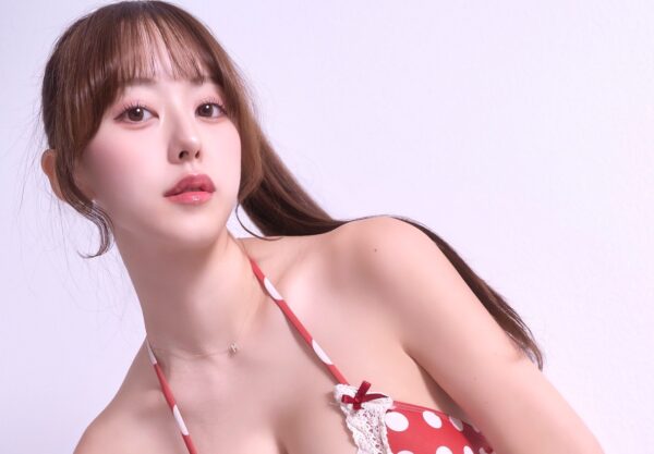 音羽美奈（みなぽち）の「バズーカ級に飛び出したビキニ姿」に気づけばドハマり！