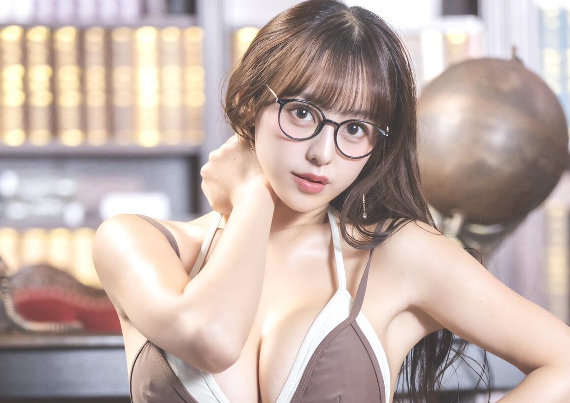 音羽美奈（みなぽち）の「大胆な開脚ポーズ」から目を逸らせない！