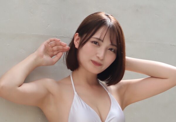 宇佐美彩乃の「鋭角な下半身が際立つ白ビキニ姿」にクラリとくる！