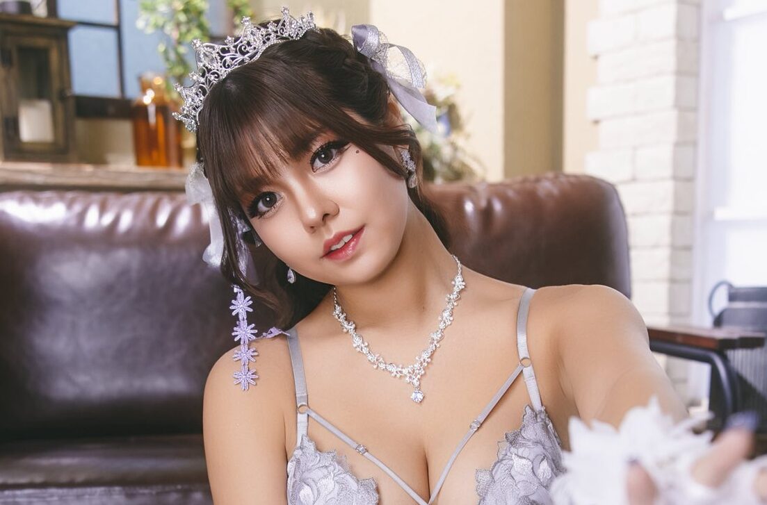 るたぴの「花柄のランジェリー×白ストッキング」の組み合わせが絶品すぎる！