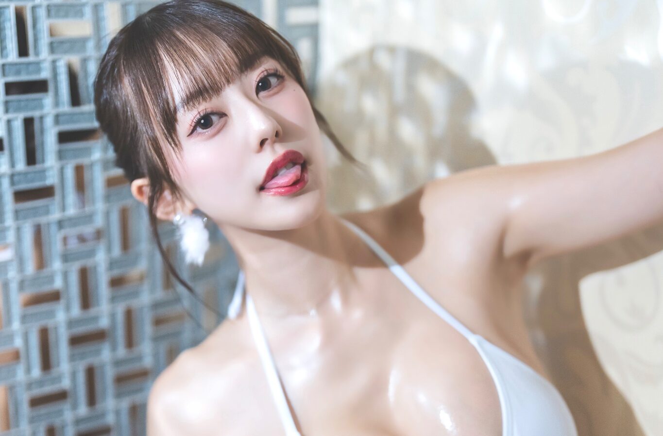 「今から何しよっか〜」　音羽美奈（みなぽち）の「誘惑ボディあらわなビキニ姿」に心惹かれる！