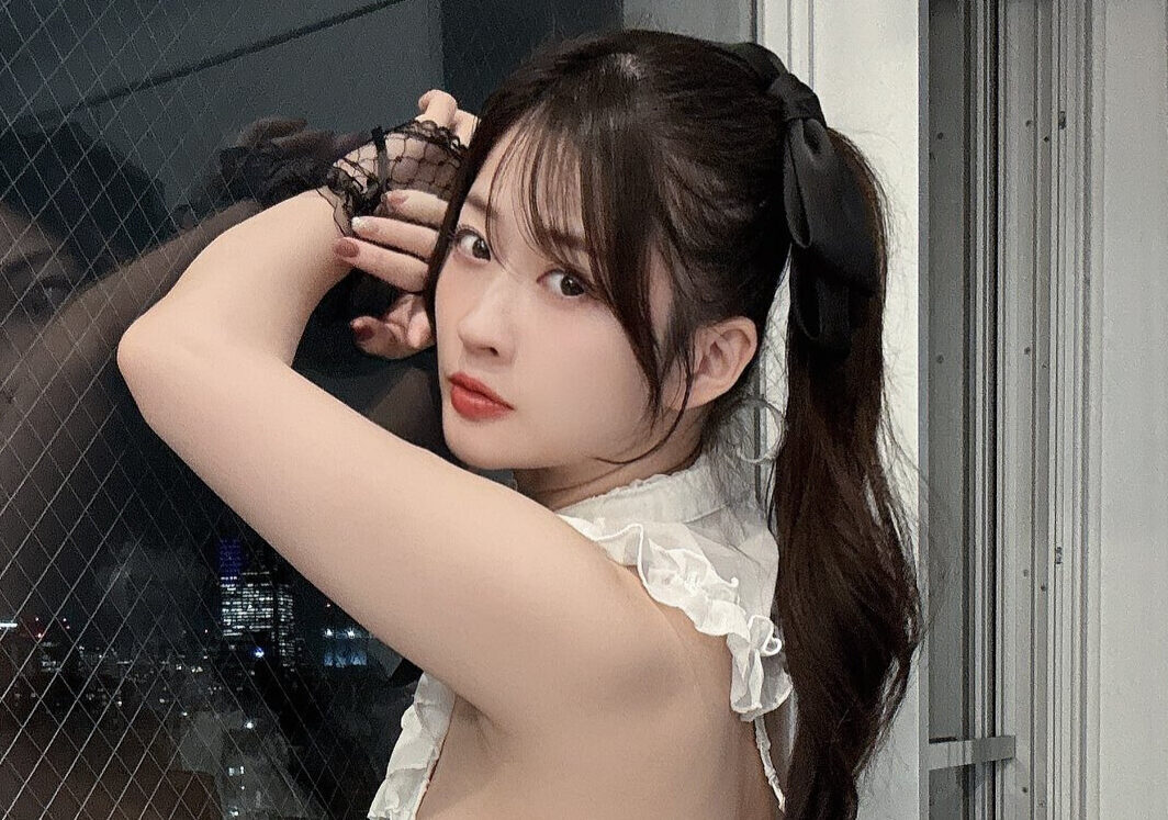 メイリの「キワドイ衣装から飛び出す美尻」に視線一直線！