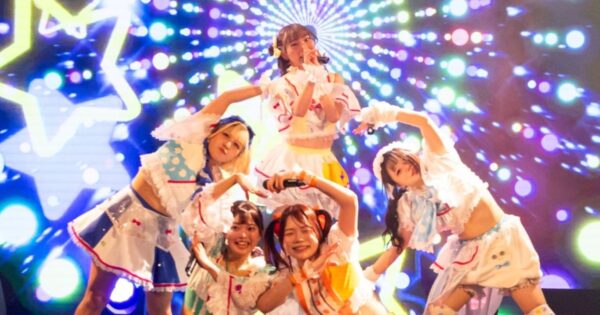 5人組アイドル・IQ99が「心揺さぶるドラマ」を魅せた！　ライブと映像が交錯する「ワンマン公演」の会場はトキメキが充満