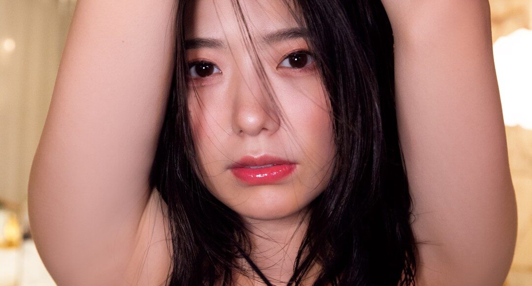 山田かな、ガン見必至の「大胆な脇見せポーズ」を披露！